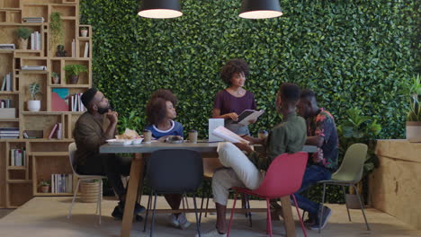 Junge-Schwarze-Geschäftsleute-Treffen-Teamleiterin,-Frau-Tauscht-Kreative-Ideen-Aus,-Kollegen-Arbeiten-Zusammen,-Brainstorming-Projekt-In-Nachhaltigem-Büro