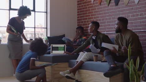 Junge-Afroamerikanische-Geschäftsleute-Beim-Brainstorming,-Austausch-Von-Ideen,-Freunde,-Die-Gemeinsam-An-Kreativen-Projekten-Arbeiten,-Kollegen,-Die-Einen-Entspannten-Büroarbeitsplatz-Genießen