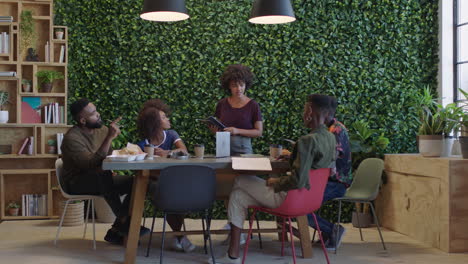 Junge-Schwarze-Geschäftsleute-Treffen-Teamleiterin,-Frau,-Die-Unternehmensdokumente-Austauscht,-Kollegen,-Die-Gemeinsam-An-Kreativen-Projekt-Brainstorming-Ideen-Im-Trendigen-Büro-Arbeiten