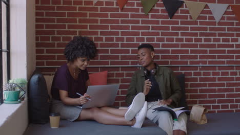Junge-Afroamerikanische-Geschäftsleute-Und-Studentinnen-Studieren-Gemeinsam-An-Einem-Kreativen-Projekt,-Brainstorming-Und-Austausch-Von-Ideen-In-Einem-Trendigen-Büro