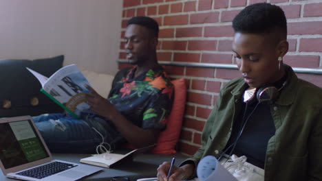 Afroamerikanische-Wirtschaftsstudenten-Arbeiten-Gemeinsam-An-Einem-Projekt.-Schöne-Afroamerikanische-Frau-Nutzt-Laptop-Technologie-An-Einem-Trendigen-Büroarbeitsplatz