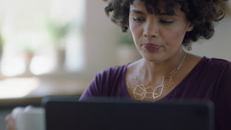 Mujer-De-Negocios-Negra-Exitosa-Usando-Una-Computadora-Portátil-Tomando-Café-Trabajando-En-Un-Documento-De-Proyecto-Corporativo-Disfrutando-Relajándose-En-Casa