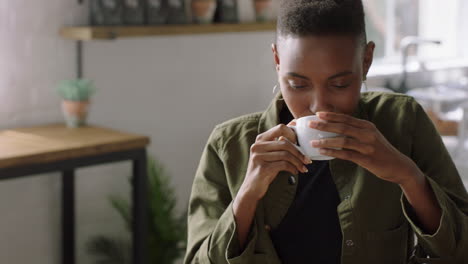 Jóvenes-Amigas-Negras-En-Un-Café-Hablando-Bebiendo-Café-Disfrutando-De-Una-Conversación-Socializando-Juntas-Compartiendo-Una-Conexión-De-Amistad-En-Una-Tienda-De-Restaurante