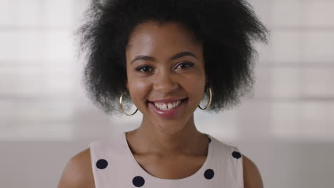 Primer-Plano-Retrato-De-Una-Hermosa-Joven-Afroamericana-Sonriendo-Feliz-Exitosa-Mujer-Negra-Peinado-Afro-Aspecto-Elegante