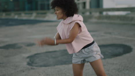 Tanzende-Frau,-Junge-Gemischtrassige-Tänzerin,-Die-In-Der-Stadt-Straßentanz-Im-Urbanen-Stil-Aufführt-Und-Freestyle-Moves-übt,-Trendige-Frau-Mit-Afro