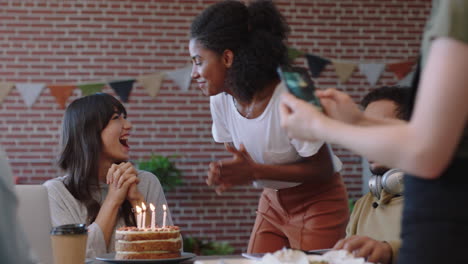 Junge-Geschäftsleute,-Studenten-Feiern-Geburtstagsfeier,-Glückliche-Frau-Bläst-Kerzen-Auf-Kuchen-Und-Genießt-Überraschungsparty.-Kollegen-Jubeln-Am-Büroarbeitsplatz