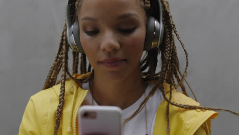 Schöne-Junge-Frau-Mit-Gemischter-Abstammung-Nutzt-Ihr-Smartphone,-Um-In-Sozialen-Medien-Zu-Surfen,-Trägt-Kopfhörer-Und-Hört-Musik-Und-Genießt-Mobile-Kommunikation-Aus-Nächster-Nähe