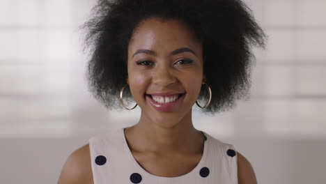 Primer-Plano-Retrato-De-Una-Hermosa-Joven-Mujer-De-Negocios-Afroamericana-Sonriendo-Feliz-Y-Exitoso-Peinado-Afro-Femenino-Negro