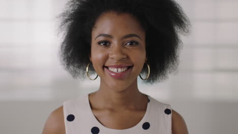 Primer-Plano-Retrato-De-Una-Hermosa-Joven-Afroamericana-Sonriendo-Feliz-Exitoso-Peinado-Afro-Femenino-Negro