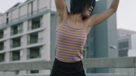 Tanzende-Frau,-Schöne-Junge-Hispanische-Tänzerin,-Die-In-Der-Stadt-Straßentanz-Im-Urbanen-Stil-Aufführt-Und-Freestyle-Bewegungen-übt