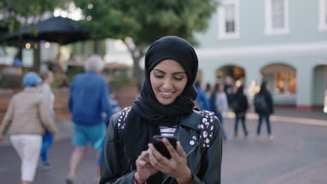 Retrato-De-Una-Joven-Y-Hermosa-Mujer-Musulmana-Que-Usa-Un-Teléfono-Inteligente-Navegando-Por-Las-Redes-Sociales-Y-Parece-Desconcertada-Y-Confundida