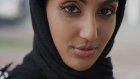 Primer-Plano-Retrato-Hermosa-Joven-Musulmana-Gira-La-Cabeza-Mirando-Confiada-Calma-Mujer-Independiente-Usando-Hijab-Pañuelo-En-La-Cabeza-Islam-Moderno-Cámara-Lenta