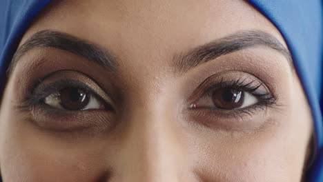 Cerrar-Mujer-Musulmana-Hermosos-Ojos-Haciendo-Muecas-Mirando-Feliz-Expresión-Maquillaje-Cosméticos-Belleza-Natural