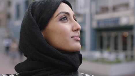 Porträt-Einer-Jungen-Nachdenklichen-Muslimischen-Frau,-Die-Lächelnd-Nach-Oben-Schaut-Und-Sich-Optimistisch-Und-Hoffnungsvoll-Fühlt-Und-Ein-Kopftuch-Trägt