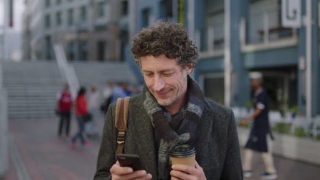 Zeitlupenporträt-Eines-Attraktiven-Reifen-Kaukasischen-Mannes,-Der-Lächelt-Und-Nachrichten-Mithilfe-Der-Smartphone-SMS-App-Durchstöbert-Und-Mobile-Technologie-Genießt