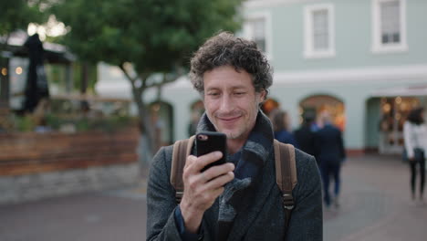 Zeitlupenporträt-Eines-Gutaussehenden-Reifen-Kaukasischen-Mannes,-Der-Lächelnd-Mit-Der-Smartphone-SMS-App-Surft-Und-Mobile-Technologie-Genießt