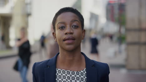 Porträt-Einer-Attraktiven-Jungen-Afroamerikanischen-Geschäftsfrau,-Die-Selbstbewusst-Aussieht-Und-Einen-Professionellen-Urbanen-Lebensstil-In-Der-Stadt-Genießt,-Der-Einen-Nasenring-Trägt