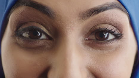 Cerrar-Mujer-Musulmana-Hermosos-Ojos-Mirando-Feliz-Expresión-Maquillaje-Cosméticos-Belleza-Natural