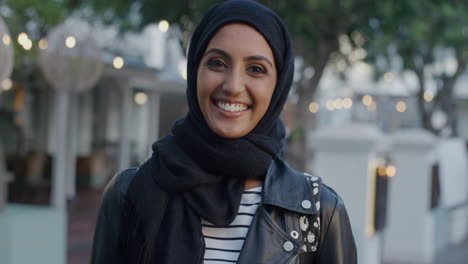 Porträt-Einer-Schönen-Jungen-Muslimischen-Frau,-Die-Lacht-Und-Einen-Erfolgreichen-Urbanen-Lebensstil-Genießt.-Selbstbewusste-Ethnische-Frau,-Die-Hijab-In-Der-Stadt-Trägt