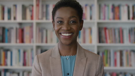 Nahaufnahme-Eines-Porträts-Einer-Erfolgreichen-Schwarzen-Geschäftsfrau,-Die-Lächelt-Und-Den-Beruflichen-Erfolg-Einer-Stilvollen-Afroamerikanerin-Im-Bibliotheksstudienhintergrund-Genießt