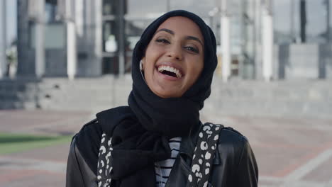 Retrato-Hermosa-Joven-Estudiante-Musulmana-Riéndose-Disfrutando-De-Un-Exitoso-Estilo-De-Vida-De-Educación-Universitaria-En-La-Ciudad-Usando-Hijab