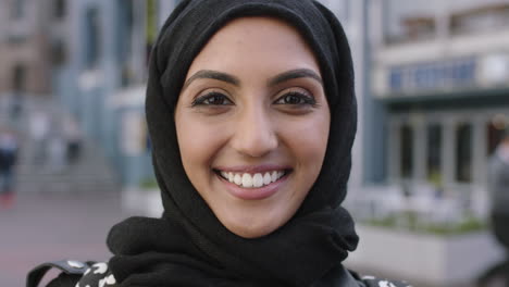 Nahaufnahme-Eines-Porträts-Einer-Schönen-Muslimischen-Frau,-Die-Fröhlich-Lächelt-Und-Ein-Hadschib-Kopftuch-Trägt
