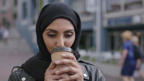 Retrato-De-Una-Joven-Y-Hermosa-Mujer-Musulmana-Bebiendo-Café-Disfrutando-De-Un-Estilo-De-Vida-Urbano-Relajado