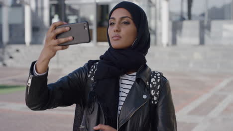 Retrato-Hermoso-Joven-Musulmán-Usando-Un-Teléfono-Inteligente-Tomando-Fotos-Disfrutando-De-Viajes-Urbanos-En-Cámara-Lenta-De-La-Ciudad