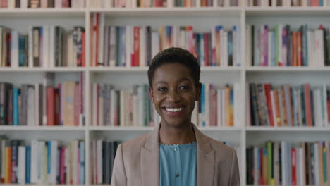 Porträt-Einer-Erfolgreichen-Schwarzen-Geschäftsfrau,-Die-Lächelt-Und-Den-Beruflichen-Erfolg-Einer-Stilvollen-Afroamerikanerin-Im-Bibliotheksstudienhintergrund-Genießt