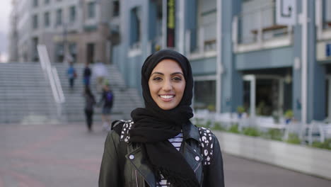 Retrato-De-Una-Hermosa-Joven-Del-Medio-Oriente-Sonriendo-Feliz-Disfrutando-Del-Estilo-De-Vida-Urbano