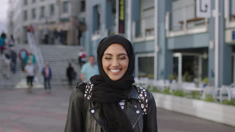 Retrato-De-Una-Joven-Y-Atractiva-Mujer-Del-Medio-Oriente-Riendo-Feliz-Disfrutando-De-La-Vida-De-La-Ciudad