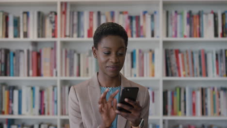 Retrato-Feliz-Mujer-De-Negocios-Afroamericana-Usando-Teléfonos-Inteligentes-Enviando-Mensajes-De-Texto-Navegando-En-Línea-Disfrutando-Leyendo-Mensajes-SMS-En-Cámara-Lenta-De-Teléfono-Móvil