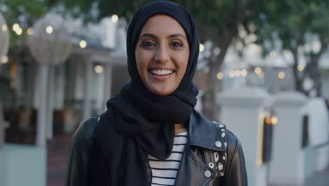 Porträt-Einer-Schönen-Jungen-Muslimischen-Frau,-Die-Lächelt-Und-Einen-Erfolgreichen-Urbanen-Lebensstil-Genießt.-Selbstbewusste-Ethnische-Frau,-Die-Hijab-In-Der-Stadt-Trägt