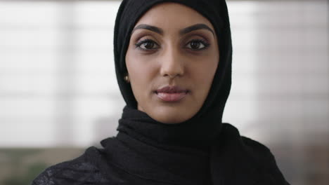 Nahaufnahme-Eines-Porträts-Einer-Unabhängigen-Jungen-Muslimischen-Geschäftsfrau,-Die-Ernst-Und-Selbstbewusst-In-Die-Kamera-Blickt-Und-Ein-Traditionelles-Kopftuch-Trägt