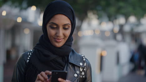 Porträt-Einer-Schönen-Jungen-Muslimischen-Frau,-Die-Ihr-Smartphone-Nutzt,-Um-SMS-Zu-Schreiben-Und-Nachrichten-Zu-Durchsuchen,-Die-Eine-Nachdenkliche,-Unabhängige-Frau-In-Der-Stadt-Aussehen-Lassen