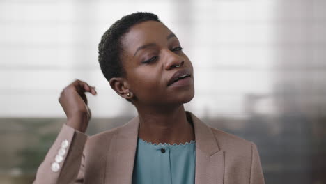 Porträt-Einer-Professionellen-Afroamerikanischen-Geschäftsfrau,-Die-Bequem-Und-Entspannt-Im-Büroarbeitsplatzhintergrund-In-Die-Kamera-Blickt
