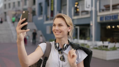 Porträt-Einer-Blonden-Touristin,-Die-Posiert-Und-Ein-Selfie-Foto-Mit-Dem-Smartphone-Macht