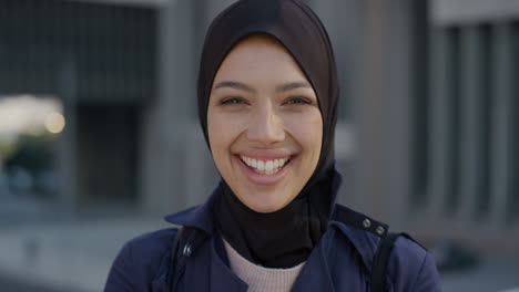 Retrato-Feliz-Joven-Mujer-De-Negocios-Musulmana-Riéndose-Disfrutando-De-Un-Estilo-De-Vida-Urbano-Profesional-En-La-Ciudad-Mujer-Independiente-Usando-Velo-Hijab-Cámara-Lenta