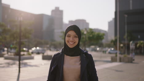 Retrato-De-Una-Joven-Y-Feliz-Mujer-De-Negocios-Musulmana-Que-Lleva-Un-Pañuelo-En-La-Cabeza-Hajib-Riendo-Alegremente-En-Una-Concurrida-Ciudad-Urbana