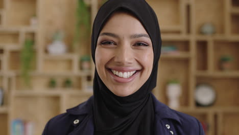 Nahaufnahme-Porträt-Einer-Hübschen-Jungen-Muslimischen-Geschäftsfrau-Mit-Hijab-Kopftuch,-Die-Fröhlich-Lacht-Und-Sich-Erfolgreich-Fühlt
