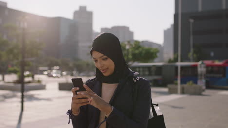 Retrato-De-Una-Joven-Mujer-De-Negocios-Musulmana-Feliz-Sonriendo-Posando-Tomando-Una-Foto-Selfie-Usando-Tecnología-Móvil-De-Teléfono-Inteligente-Disfrutando-Del-Estilo-De-Vida-Urbano