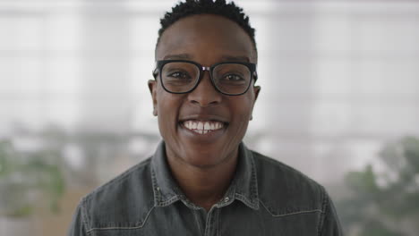 Porträt-Eines-Jungen-Afroamerikanischen-Betriebswirtschaftsstudenten,-Der-Fröhlich-In-Die-Kamera-Lächelt-Und-Den-Corporate-Lifestyle-Genießt.-Schwarzer-Mann-Mit-Brille