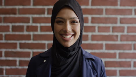 Porträt-Einer-Glücklichen-Jungen-Muslimischen-Frau,-Die-Lächelt-Und-Einen-Erfolgreichen,-Unabhängigen-Lebensstil-Genießt.-Frau-Gemischter-Abstammung-Trägt-Hijab-Kopftuch-In-Zeitlupe
