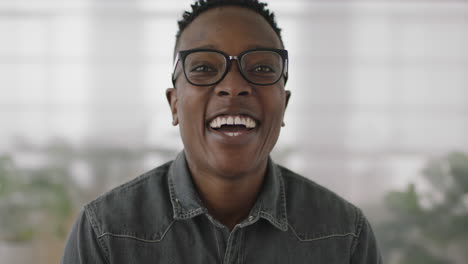 Porträt-Eines-Jungen-Afroamerikanischen-BWL-Studenten,-Der-In-Die-Kamera-Lacht-Und-Den-Firmenlebensstil-Genießt.-Schwarzer-Mann-Mit-Brille