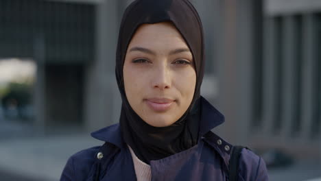 Porträt-Einer-Professionellen-Jungen-Muslimischen-Frau,-Die-Nachdenklich-Aussieht,-Eine-Schöne,-Unabhängige-Frau-In-Der-Stadt-Bei-Sonnenuntergang,-Die-Ein-Hijab-Kopftuch-In-Zeitlupe-Trägt