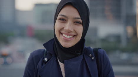 Porträt-Einer-Unabhängigen-Jungen-Muslimischen-Geschäftsfrau,-Die-Lächelt-Und-Den-Städtischen-Lebensstil-Genießt.-Fröhliche-Frau-Gemischter-Abstammung,-Die-Hijab-In-Zeitlupe-Trägt