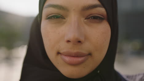 Nahaufnahme-Porträt-Einer-Jungen,-Hübschen-Muslimischen-Geschäftsfrau,-Die-Mit-Kopftuch-Nachdenklich-Und-Ernst-In-Die-Kamera-Blickt