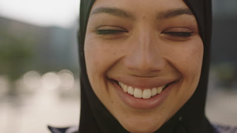 Nahaufnahme-Porträt-Einer-Jungen-Glücklichen-Muslimischen-Geschäftsfrau-Mit-Hadschib-Kopftuch,-Die-Fröhlich-In-Der-Stadt-Lacht