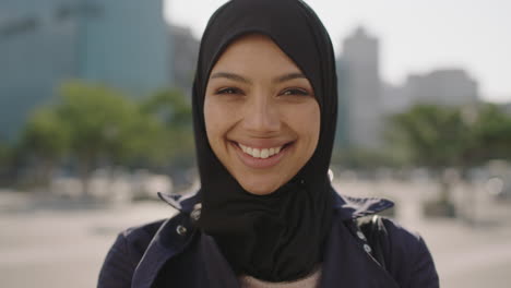 Nahaufnahme-Porträt-Einer-Jungen-Glücklichen-Muslimischen-Geschäftsfrau-Mit-Hadschib-Kopftuch,-Die-Fröhlich-In-Der-Stadt-Lacht