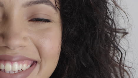 Nahaufnahme-Einer-Schönen-Hispanischen-Frau,-Die-Glücklich-Mit-Dem-Halben-Gesicht-Auf-Weißem-Hintergrund-Lächelt